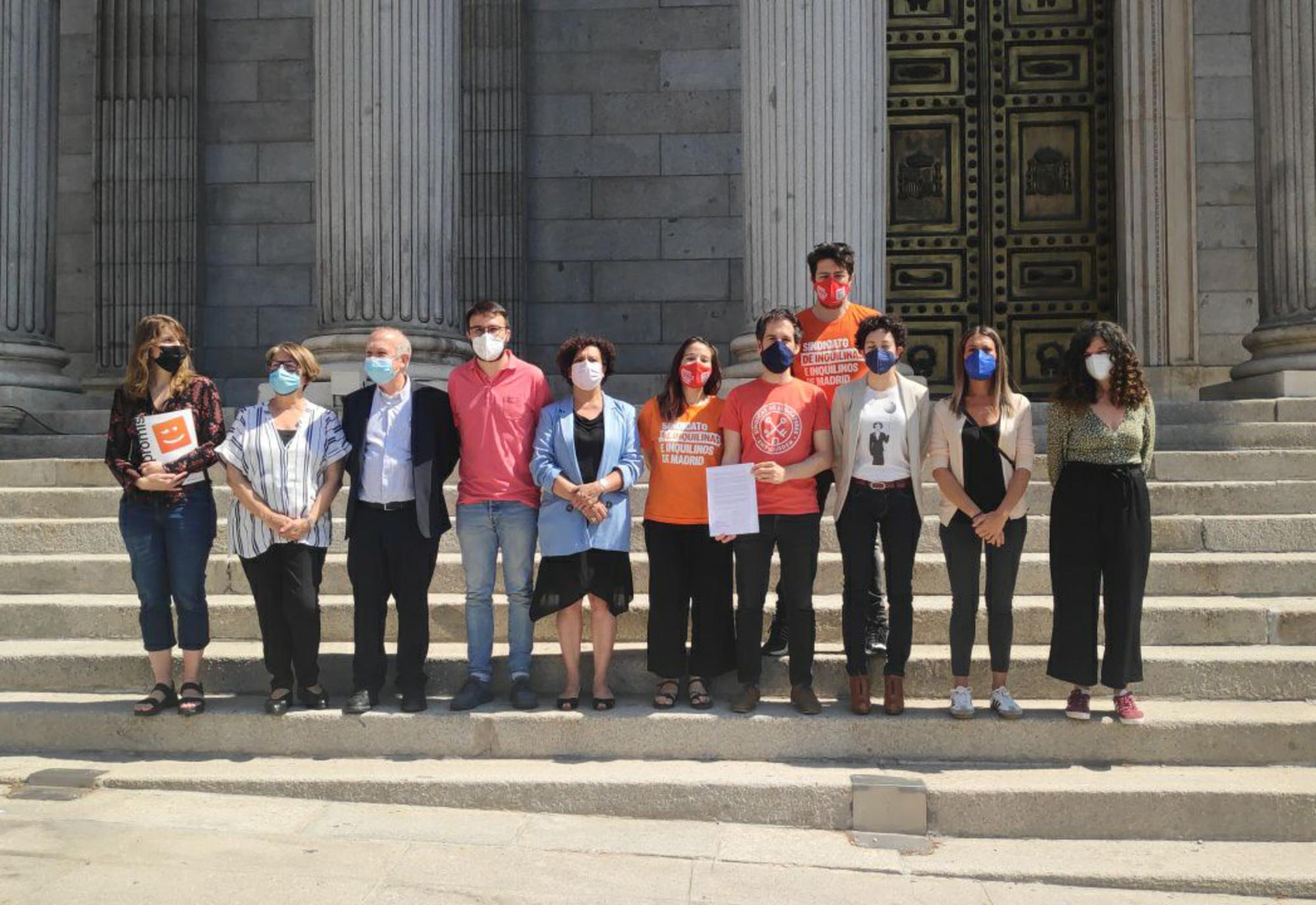 Rueda de prensa frente al Congreso de los sindicatos de inquilinos junto con diputados de Unidas Podemos, ERC, Compromís, CUP y EH Bildu.